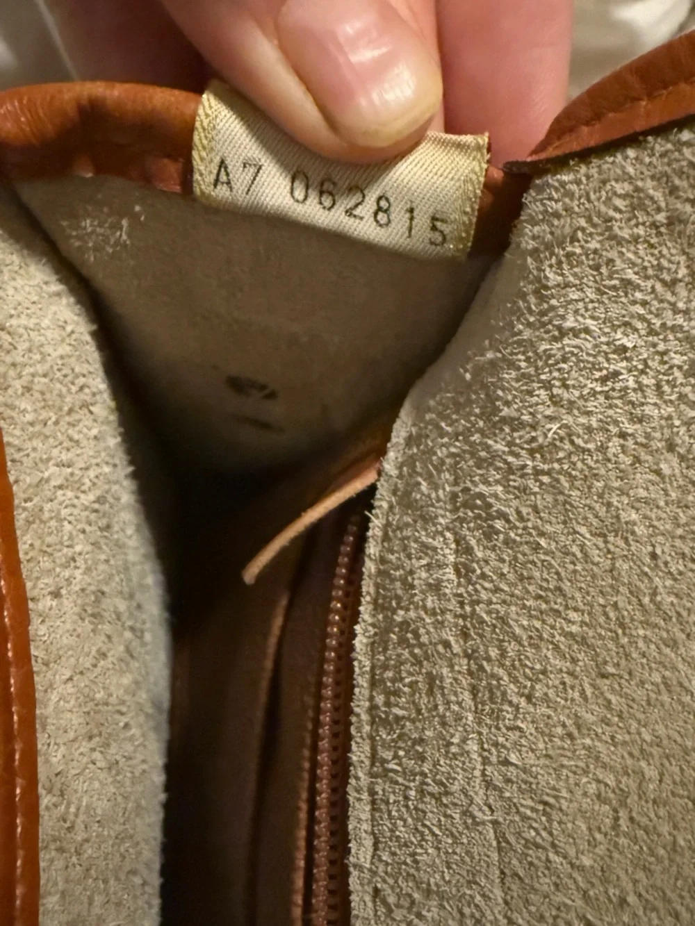 Vintage Dooney & Bourke R125 Bone British Tan All Weather Leather shoulder bag - Picture 9 of 13
